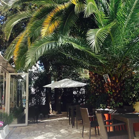 Le Petit Castel מלון