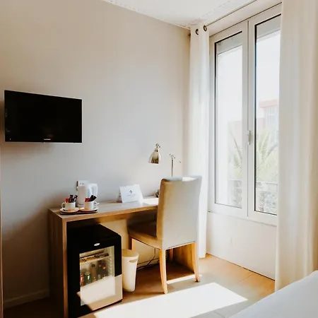 ル プティ カステル 3* アンティーブ