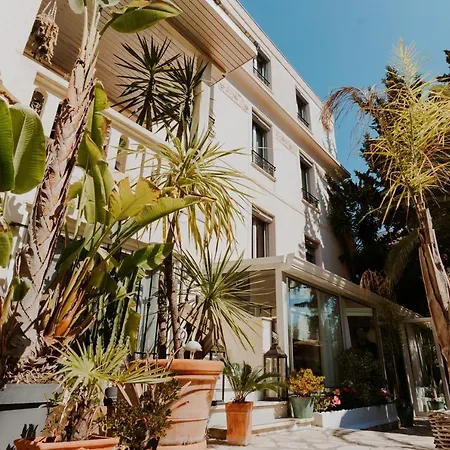 ホテル ル プティ カステル アンティーブ