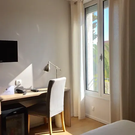 ホテル ル プティ カステル アンティーブ