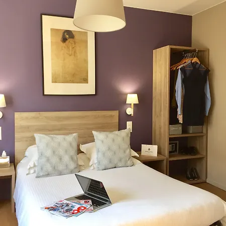 ホテル ル プティ カステル アンティーブ