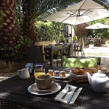 ホテル ル プティ カステル アンティーブ