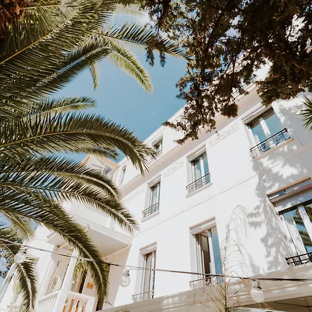 Le Petit Castel Hotel 3*