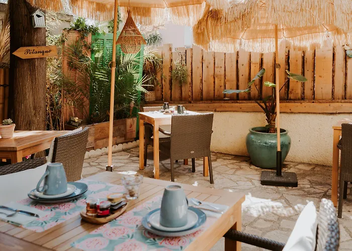 Le Petit Castel Hotell 3*