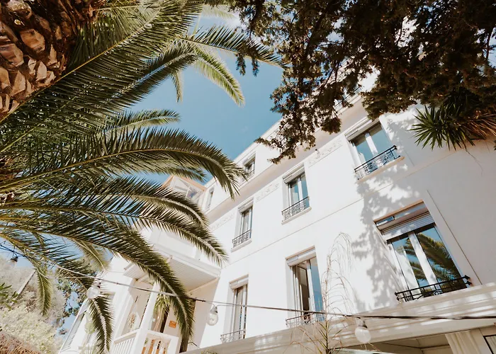 Le Petit Castel Hotell 3*